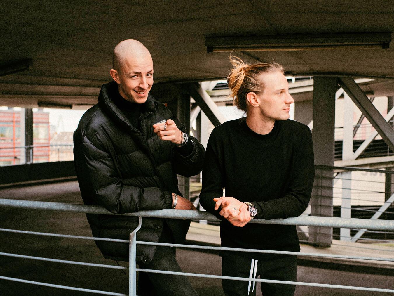 Niklas (l.) und David sammeln für „Viva con Agua“. Foto: Tobi Holzweiler