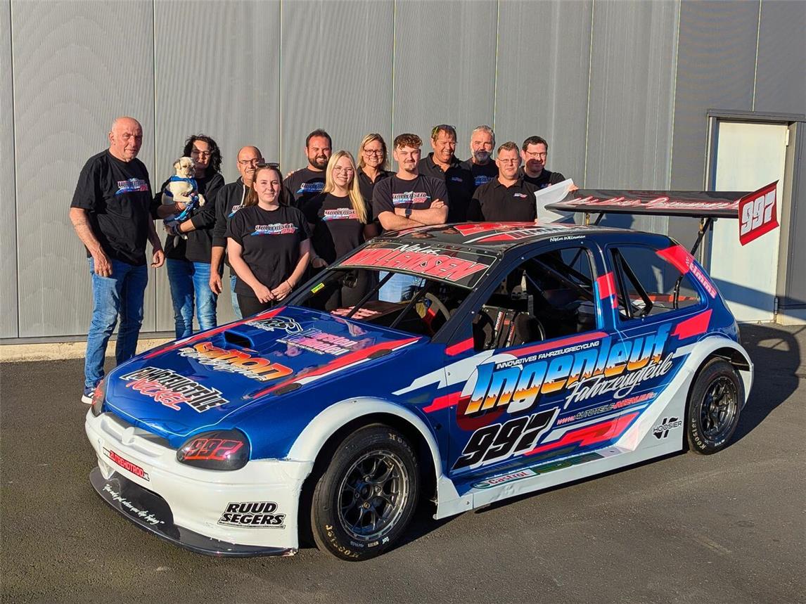 Niklas Willemsen (mitte) und sein Team, meistern gemeinsam jedes Speedway-Rennen. NN-Foto: J. Kurschatke