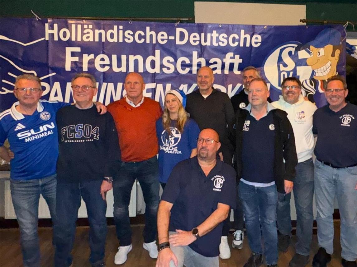 Nikolausfeier in Nieukerk: (v.l.n.r.) Thomas Gertzen, Hans-Gerd Vousten, Dietmar Schacht, Shari Kreutz, Johan Hendrix (kniend), Roland Molenaar, Kees van Wonderen, Johan Cuypers, Markus Mertens und Thomas Mertens.Foto: privat