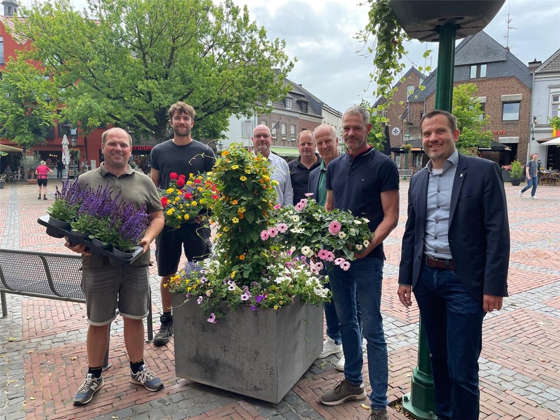 Gruppenfoto von Gartenbau-Experten und Bürgermeister Bernd Kuse in Straelen, aufgenommen bei einer Veranstaltung.