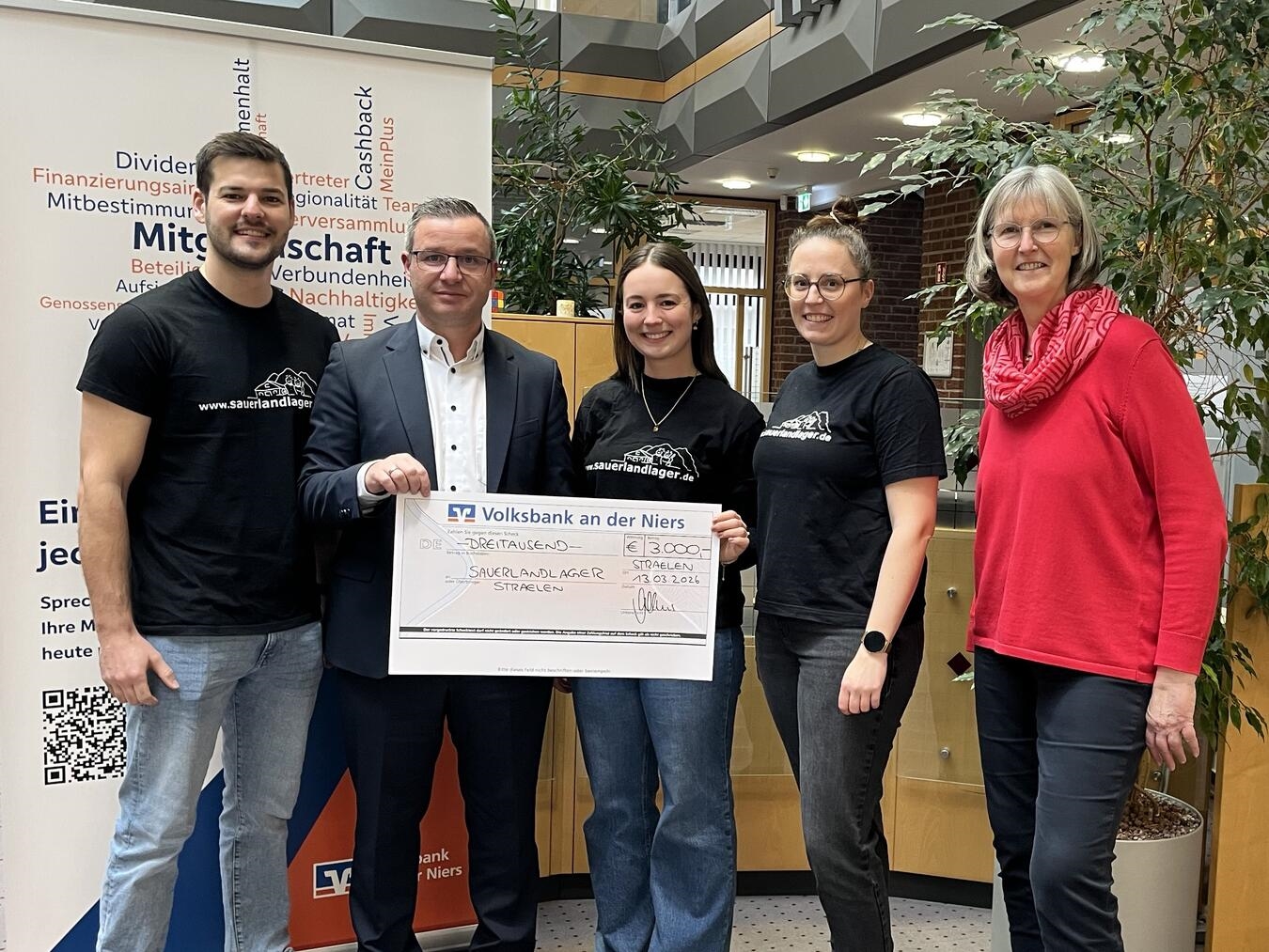 Nils Janßen, Mario Lüfkens und Team von Furier Sauerlandlager und Volksbank während eines Treffens. Foto von Volksbank.