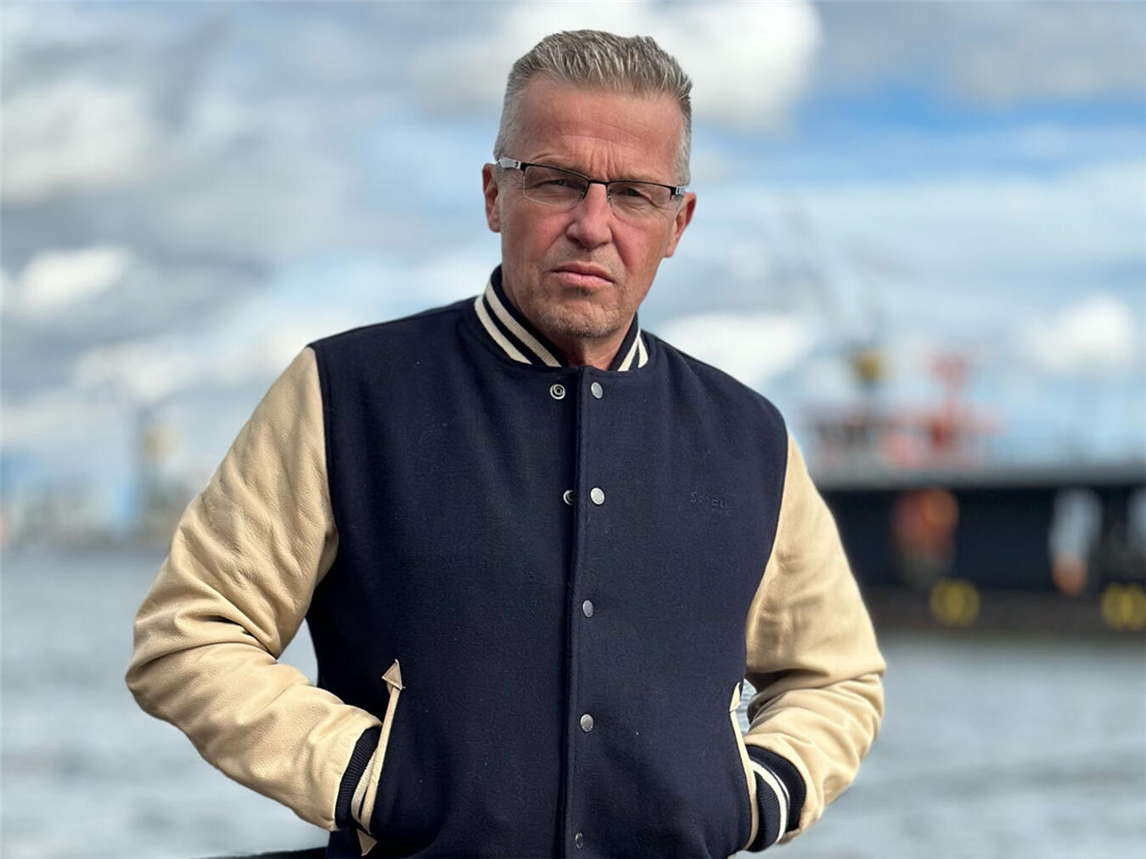 "Nils Oskamp führt Besucher durch Ausstellung im Schlösschen Borghees"