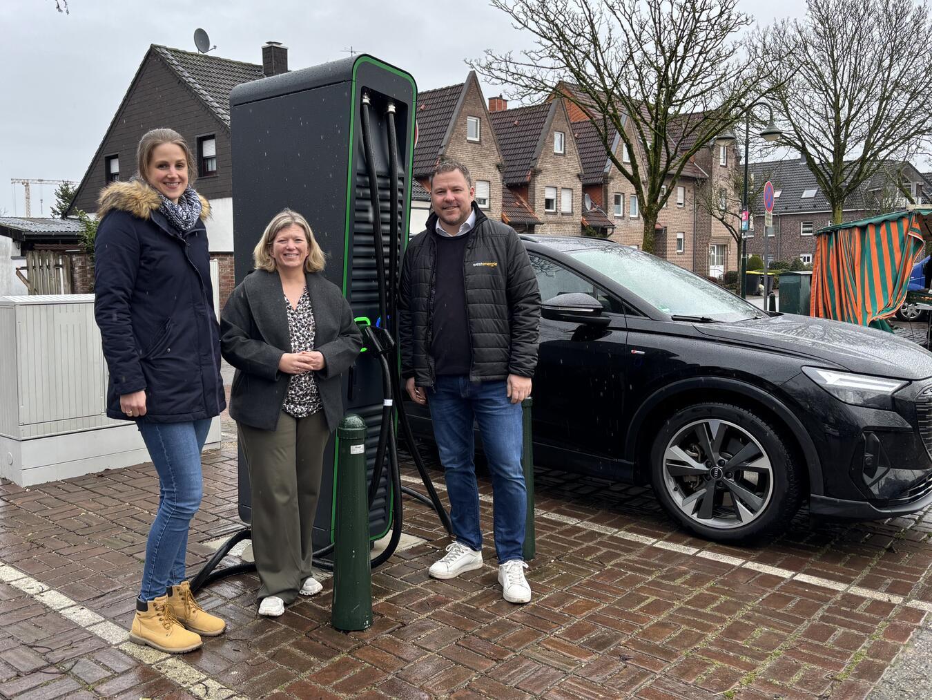 Nils Rudolph (r.), Westenergie-Kommunalmanager, zeigte Bürgermeisterin Nadine Bogedain (m.) und Klimaschutzmanagerin Christine Klanten (l.), wie die neue Schnell-Ladesäule am Alttorplatz in Sonsbeck funktioniert. Foto: Westenergie