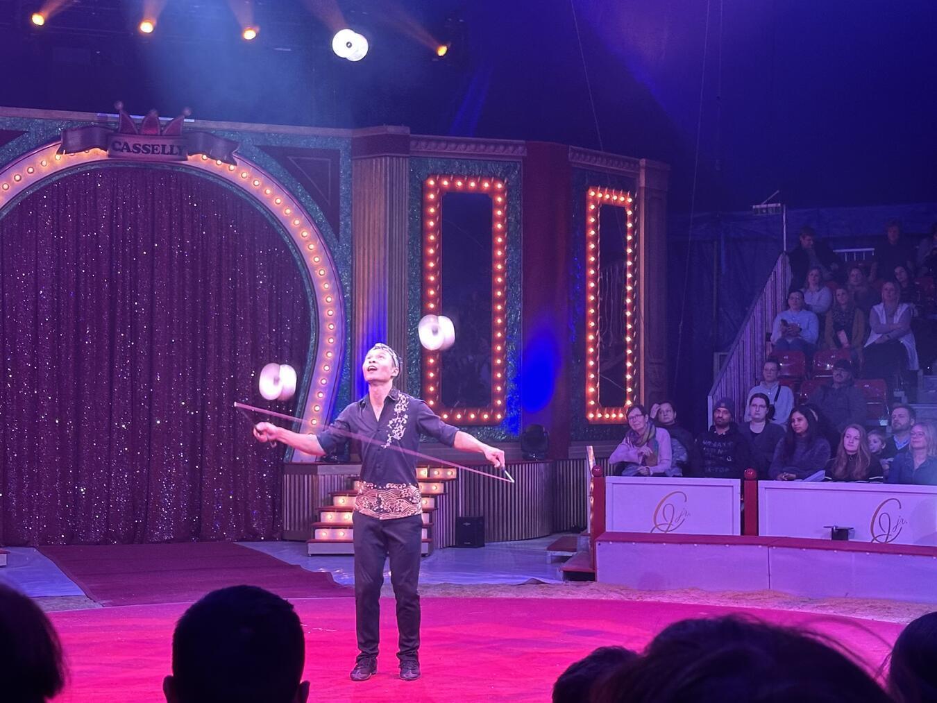 Verblüffende Artistik im Xantener Weihnachtscircus NN-Foto: Sabrina Peters