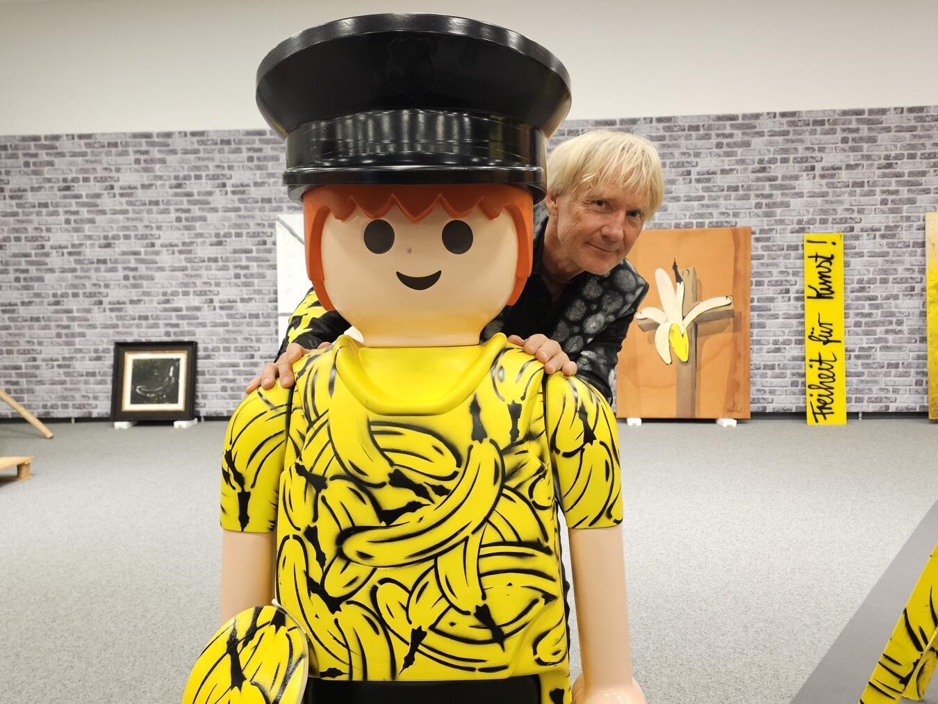 "Vogelperspektive auf dichten Nadelwald im Herbst, goldenes Laub, Naturfotografie von Thomas Langer"