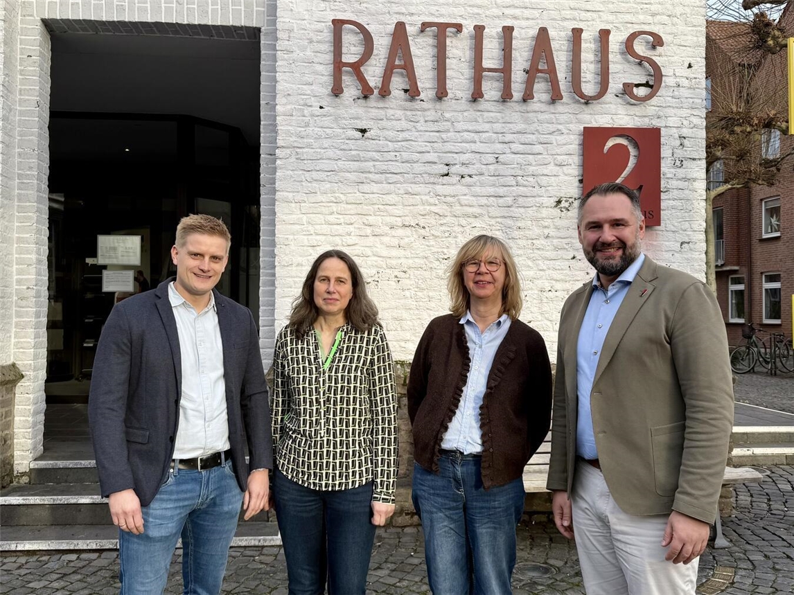 Noah Decker, Ulrike Kemms, Susanne Laser und BürgermeisterRafael Zur (v.l.) stellten das Xantener Schiedsamt vor. NN-Foto: SP