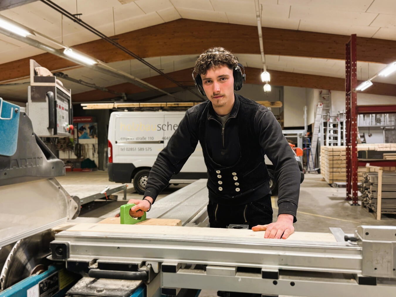 Noah Schumacher wollte Dachdecker werden. Bei der „Job4U“ entdeckte er den Beruf des Zimmermann für sich. Foto: Stadt Rees