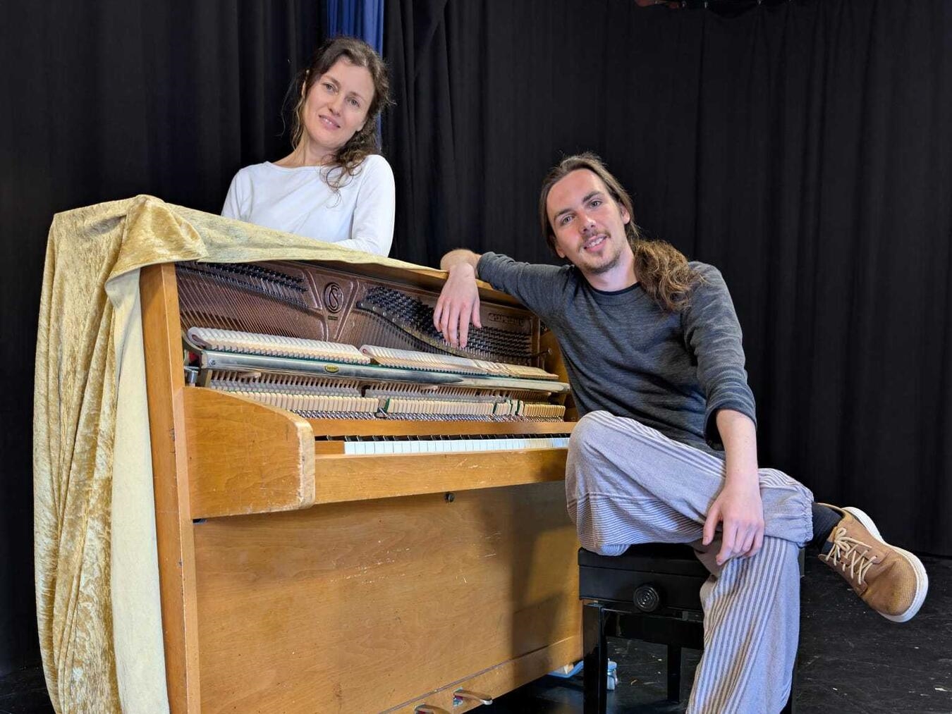 "Noah von Hoch und Mariyana Vels singen bulgarische Sagenlieder, Konzertauftritt, traditionelle Musik, kulturelle Präsentation"