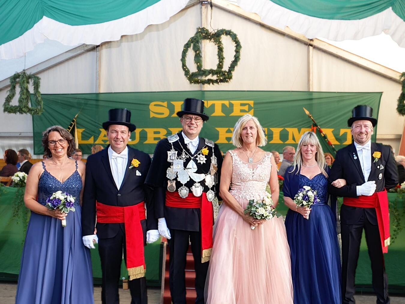 Wer regiert bald in Gest? Noch amtiert das Königspaar Jochen Kirchhoff und Sabine Abram (M.) mit ihrem Hofstaat Christa Kränke und Rainer Oppoli (l.) sowie Corinna Olk und René Tigler (r.). Foto: privat