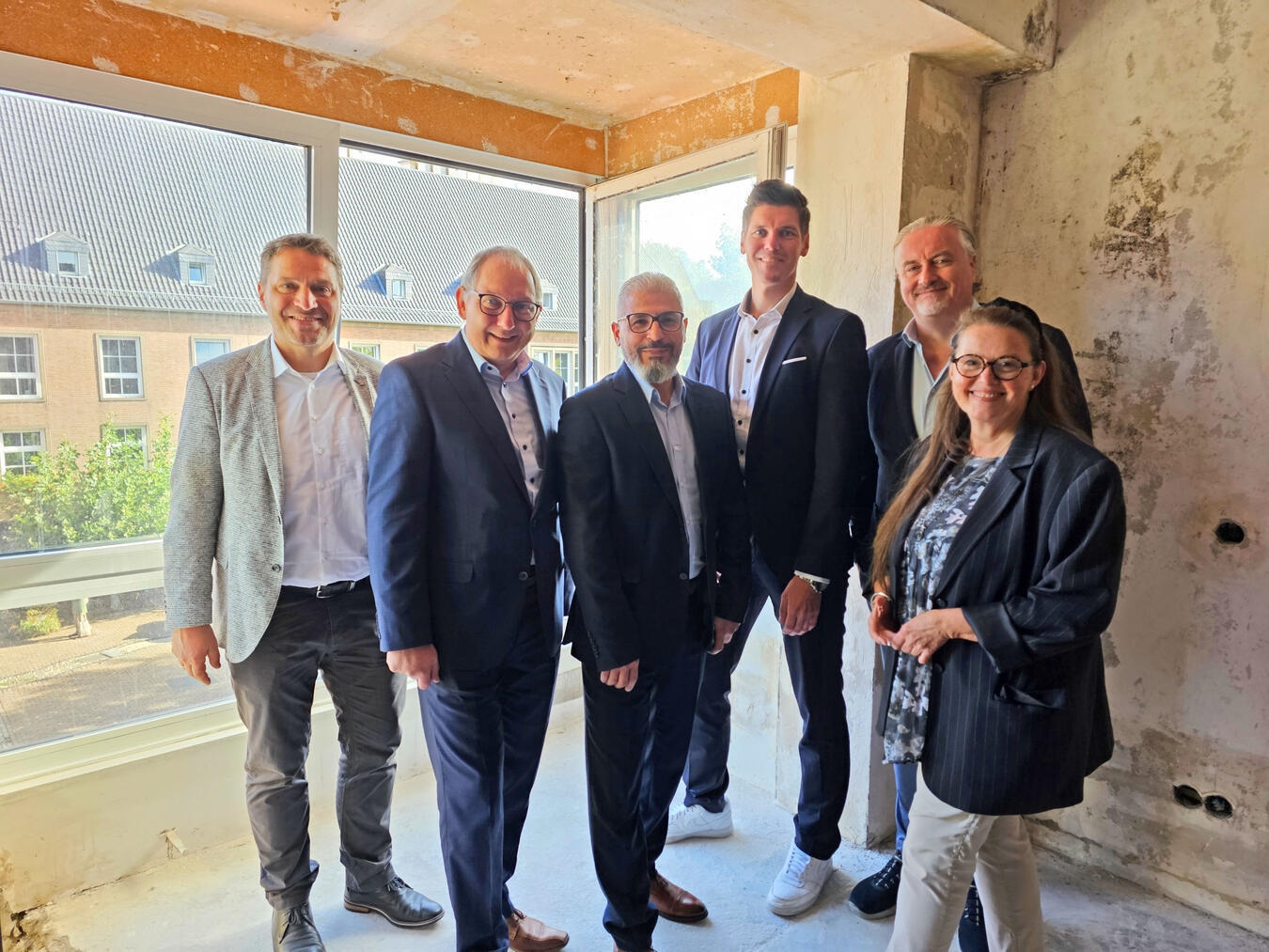 Noch auf einer Baustelle: (v.l.) Gesundheitscampus-Geschäftsführer Heino ten Brink, Bürgermeister Sebastian Hense, Dr. med. Mohammed Safi, Martin Straatmann (stellvertretender Geschäftsführer), Francis Patrick Wilbertz (ärztlicher Leiter MVZ) und Wirtschaftsförderin Sandra Kimm-Hamacher.NN-Foto: Thomas Langer