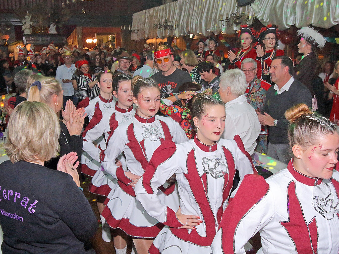Noch ein letztes Mal wurde im Adlersaal in Menzelen Sessionseröffnung gefeiert. NN-Fotos: Theo Leie