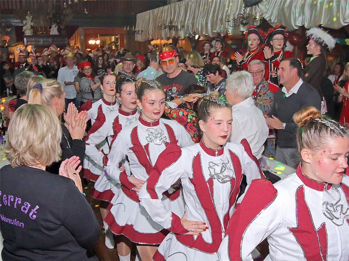 Noch ein letztes Mal wurde im Adlersaal in Menzelen Sessionseröffnung gefeiert. NN-Fotos: Theo Leie