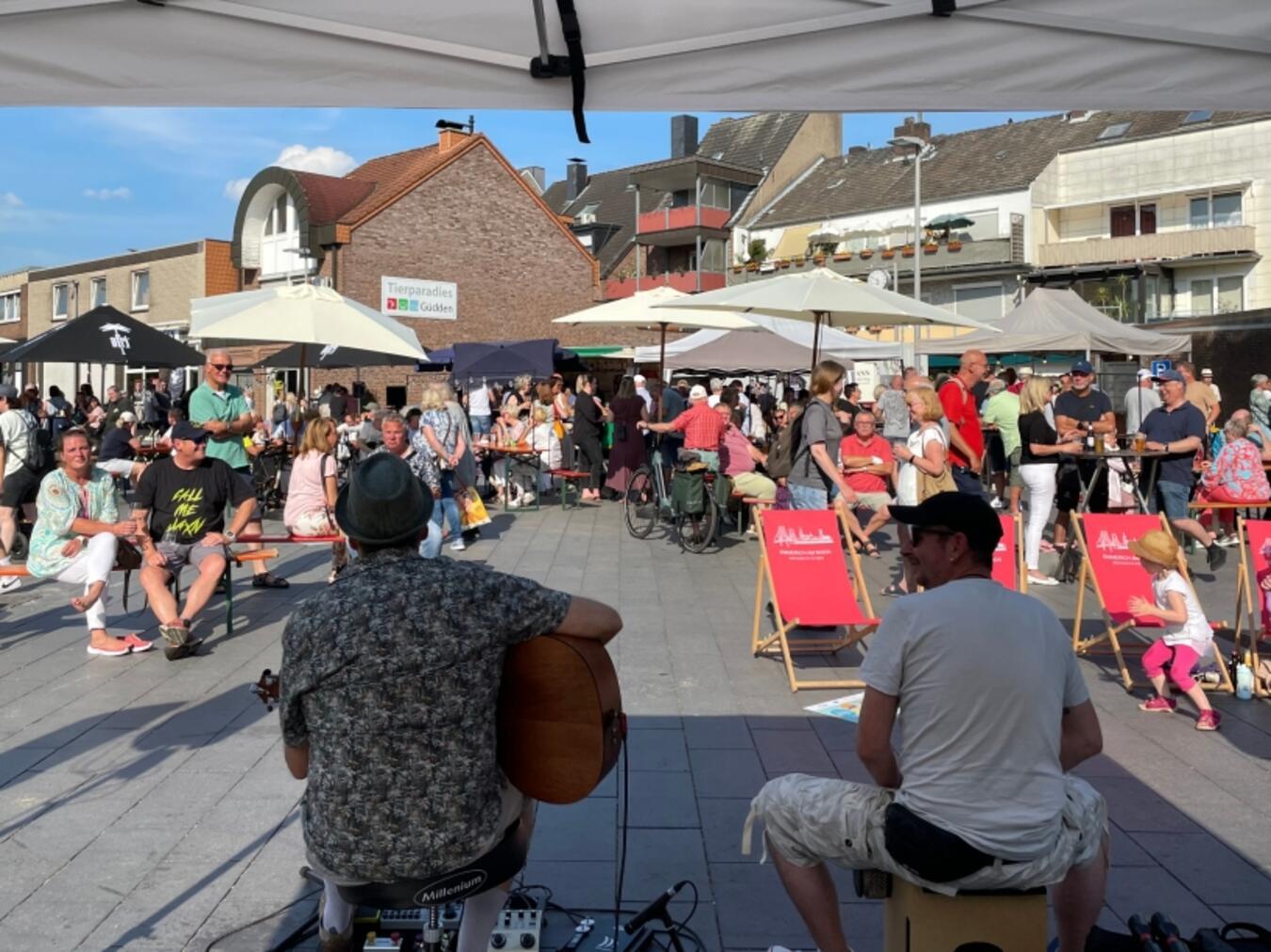 Noch einmal entspannen bei Musik, kulinarischen Spezialitäten und guten Gesprächen auf dem Neumarkt in Emmerich. Foto: WfG Emmerich