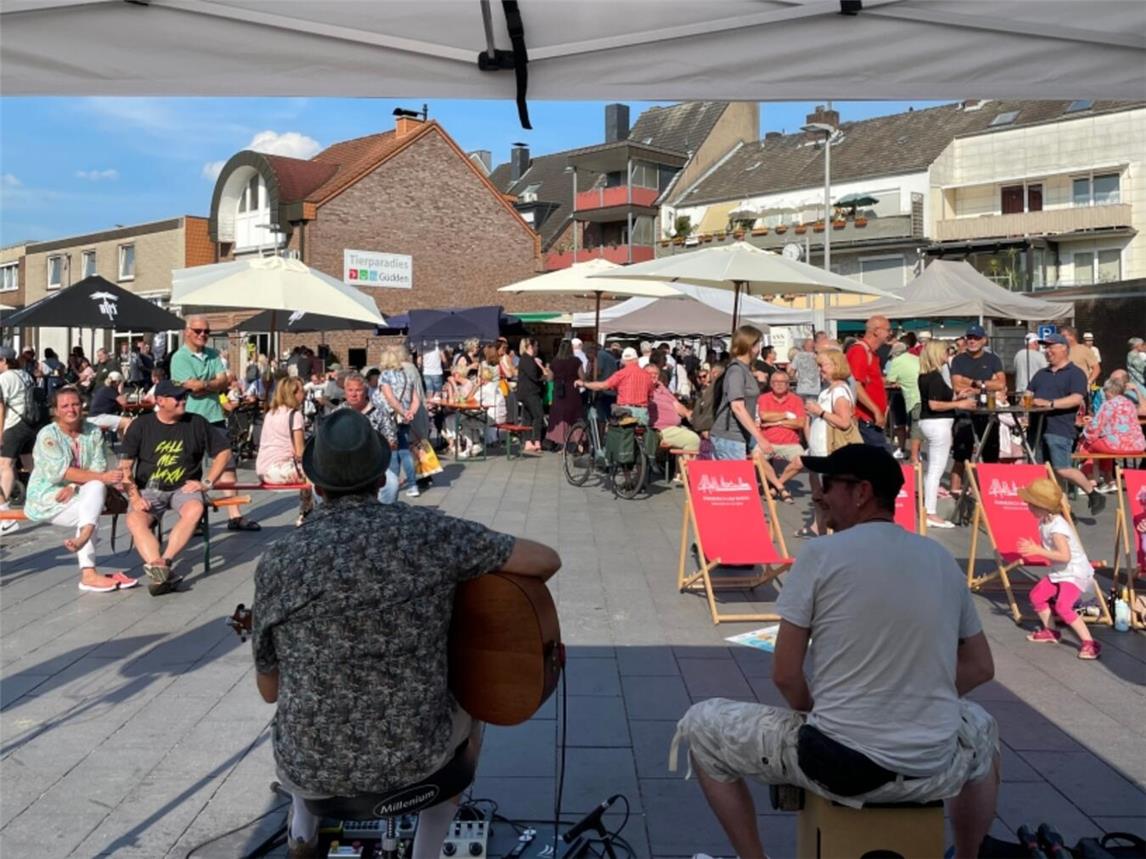 Noch einmal entspannen bei Musik, kulinarischen Spezialitäten und guten Gesprächen auf dem Neumarkt in Emmerich. Foto: WfG Emmerich