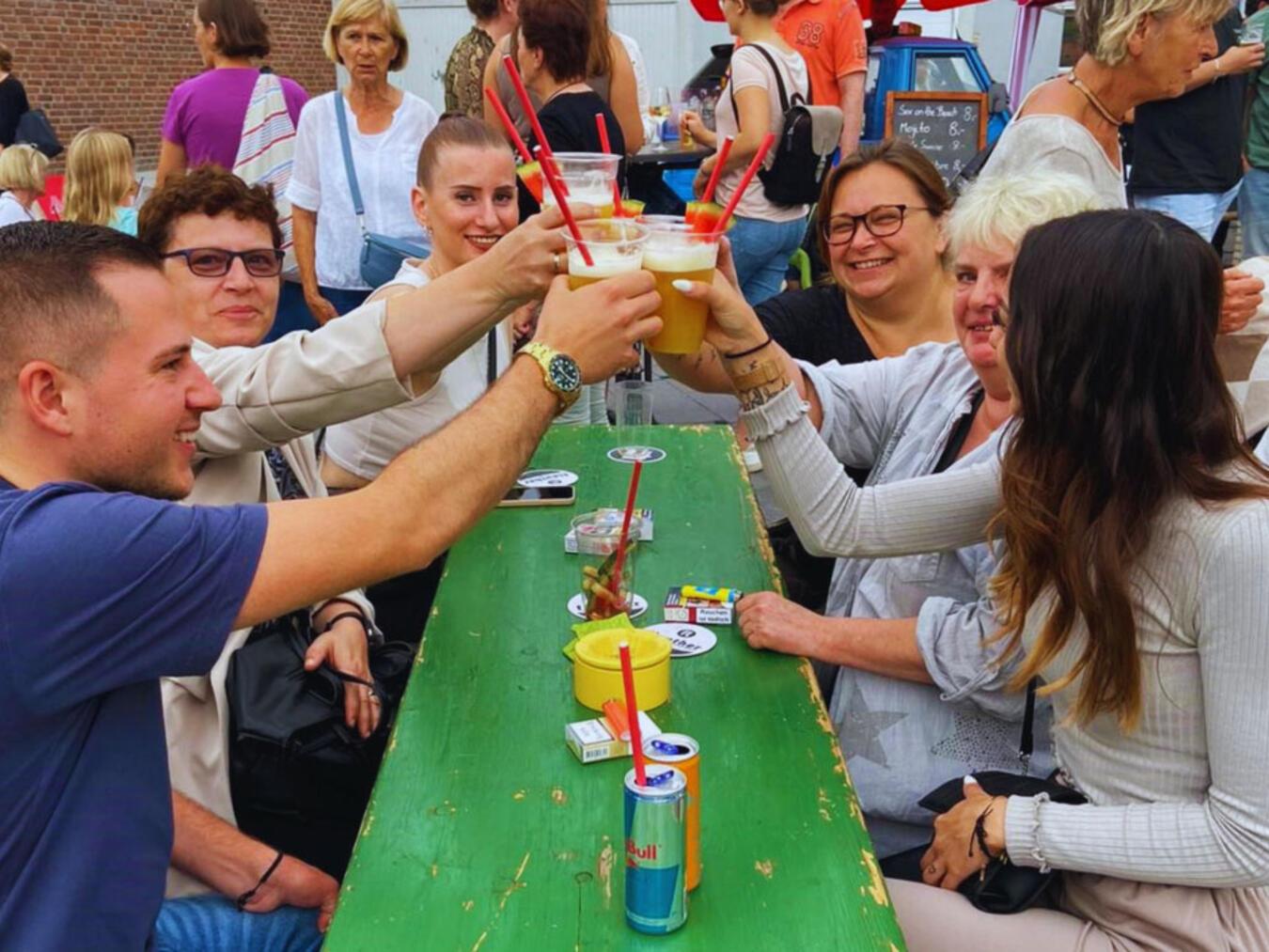 Noch einmal gemeinsam anstoßen beim letzten Feierabendmarkt des Jahres in Emmerich. Foto: privat