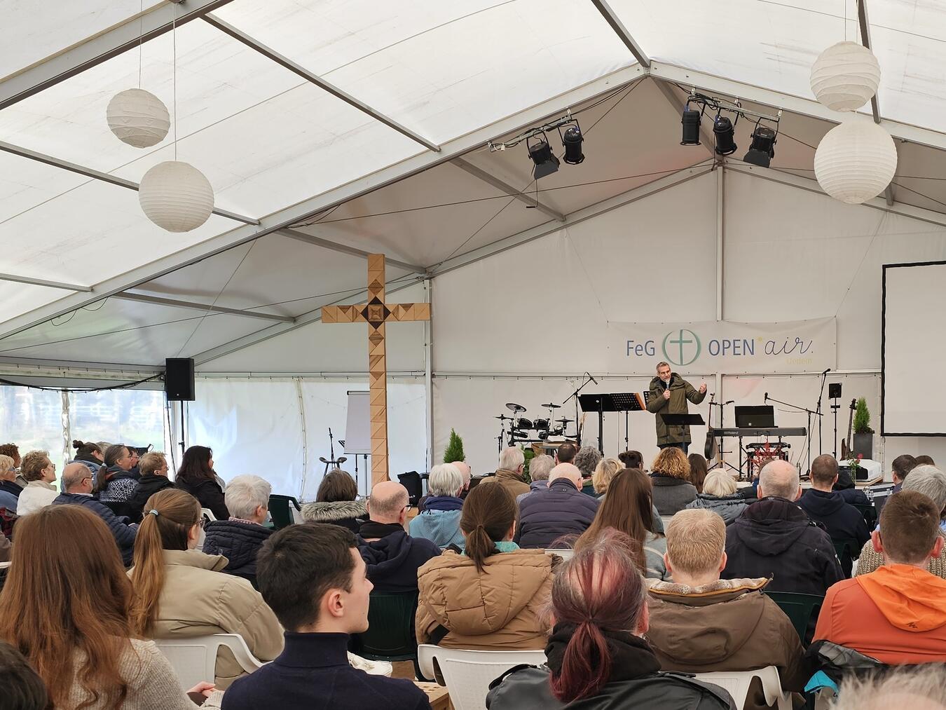 Noch feiert die FeG Uedem ihre Gottesdienste im Zelt. Ab April soll das neue Gemeindehaus bezogen und feierlich eröffnet werden. Foto: FeG Uedem