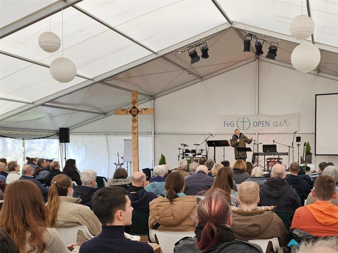 Noch feiert die FeG Uedem ihre Gottesdienste im Zelt. Ab April soll das neue Gemeindehaus bezogen und feierlich eröffnet werden. Foto: FeG Uedem