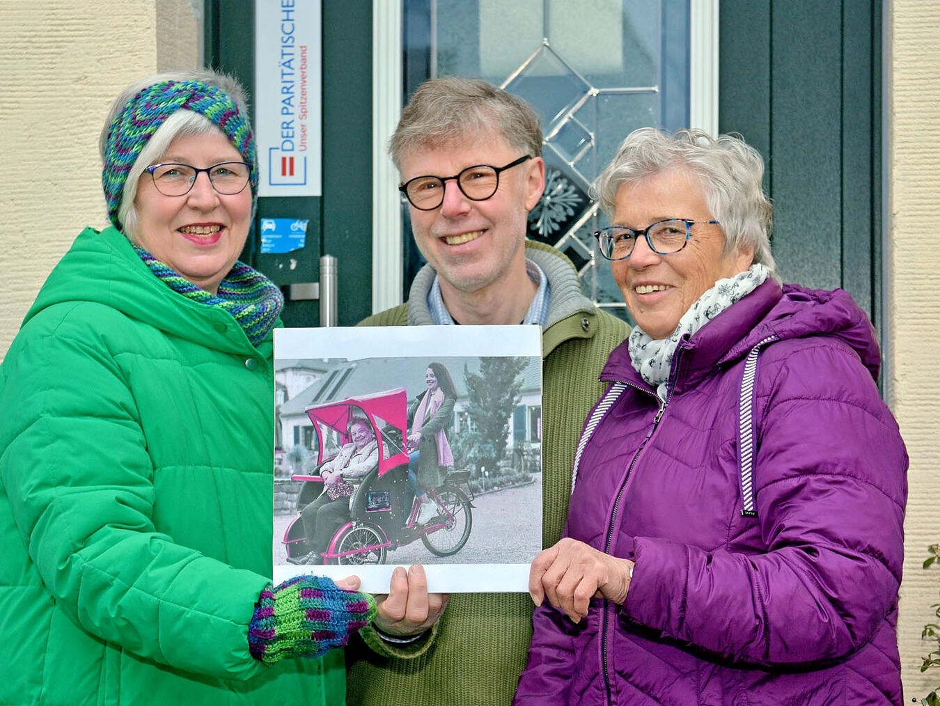 Noch gibt es die Rikscha nur als Foto. Sobald die erforderlichen 6.500 Euro gesammelt sind, kann es losgehen. (v.l.): Petra Boßmann, Herbert Looschelders und Elisabeth van Gemmeren. NN-Foto: Rüdiger Dehnen