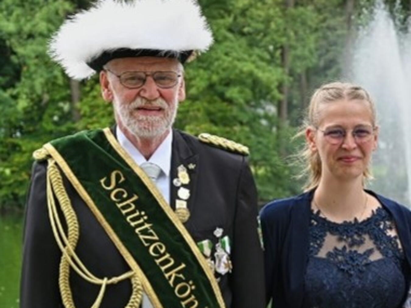 "König Klaus Kempkes und Prinzessin Jessica Heek beim BSV Materborn 1924, festlich gekleidet"
