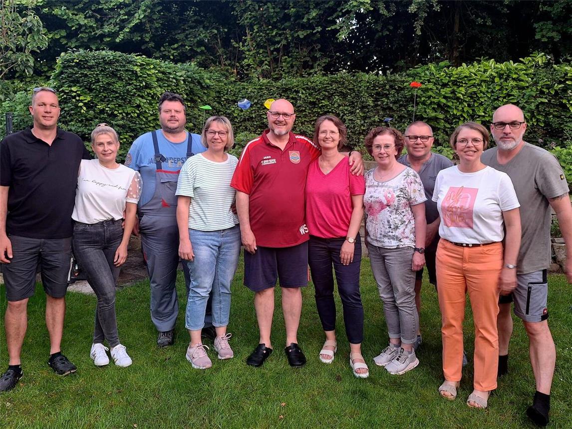 Noch in zivil, aber das wird sich ändern: Wolfgang Schoofs (5.v.l.) ist neuer König, ihm zur Seite steht Königin Sandra. Zum Thron gehören zudem Minister Detlef Lamers mit Ela Lamers, Minister Martin Schoofs mit Melanie Michalek, Minister Michael Schmidt mit Sabine Hünnekes-Schmidt und Minister Clemens Tenhagen mit Eva Tenhagen.Fotos: Schützen