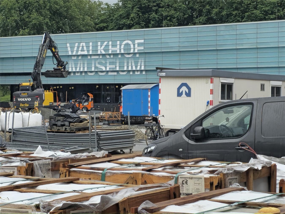 "Modernes Museumsgebäude fertiggestellt, Baustelle am Vorplatz, zukunftsweisende Architektur"