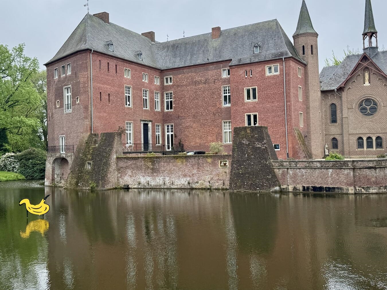 "Ausstellung Thomas Baumgärtel Niederrhein-Tour auf Schloss Wissen, Kunstbesucher im historischen Ambiente"
