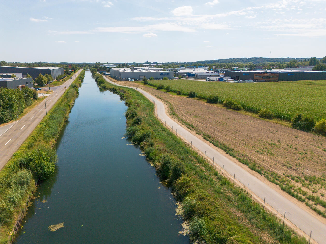 "Neuer Radweg am Spoykanal in Kleve, Stadtansicht, urbanes Radfahren, Natur entlang der Strecke"