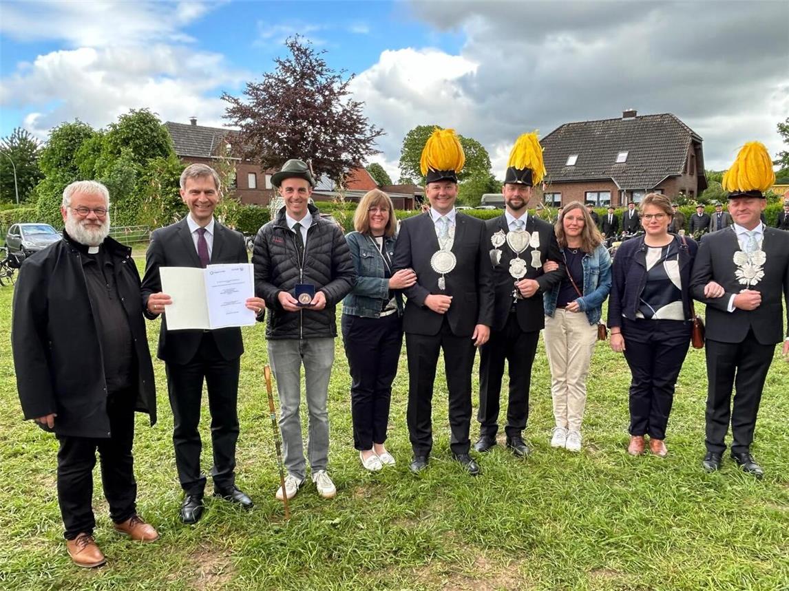 Norbert Derrix, Stephan Wolters MdL, Johannes Bexkens, Vera Peschers und Georg Peschers, Thomas Dammertz und Nicole Dammertz, Nina Linßen und Bernhard Linßen (v.l.n.r.). Foto: privat