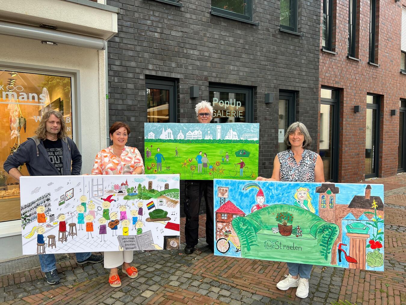 Norbert Kamphuis, Klaudia Werdin (AusStraelen), Dick Evers und Maria Trösser (AusStraelen, v.l.n.r.) präsentieren die drei erstplatzierten Bilder des Kunstaktion.NN-Foto: Andrea Kempkens