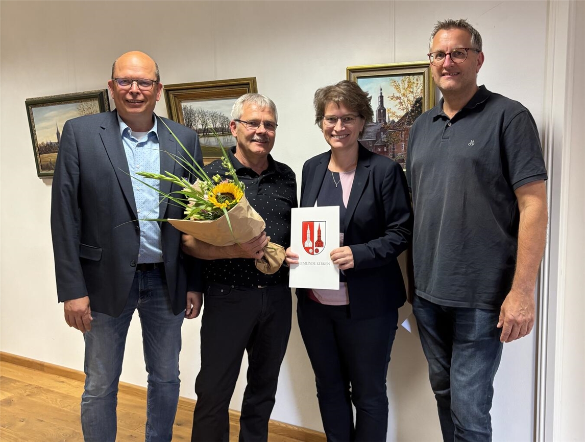 Norbert Lemmen erhält Glückwünsche von Bürgermeisterin Iris Itgenshorst und Kollegen im Rathaus Kerken.