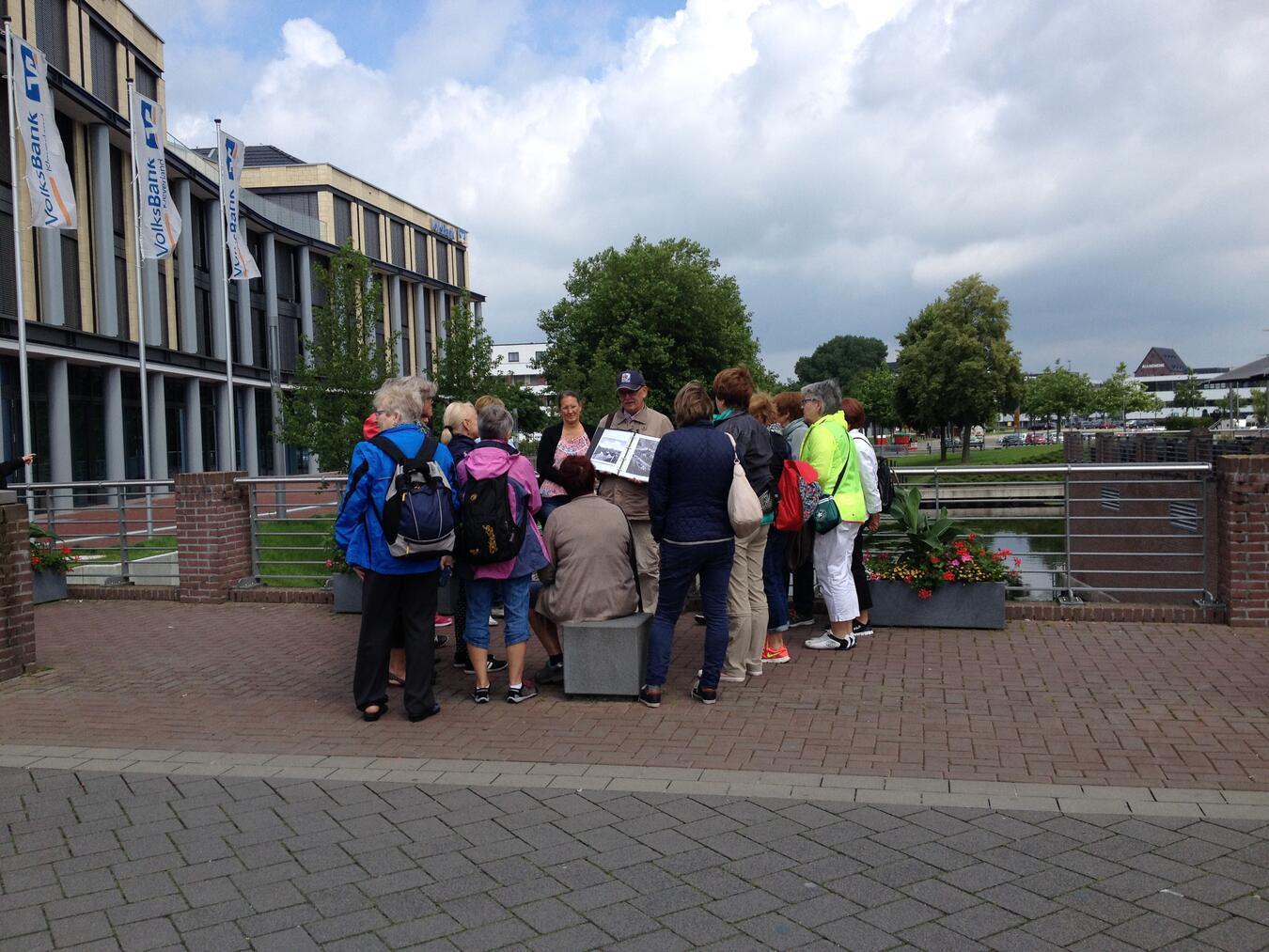 1.777 Schritte durch Kleve Norbert Schmitz mit einer Gruppe auf der Herzogbrücke. Foto: WTM