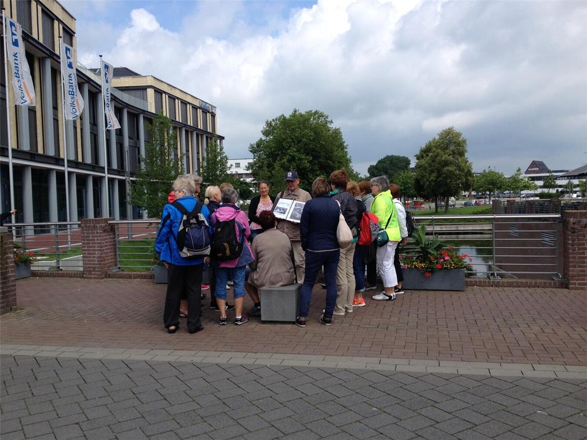 Norbert Schmitz mit einer Gruppe auf der Herzogbrücke. Foto: WTM