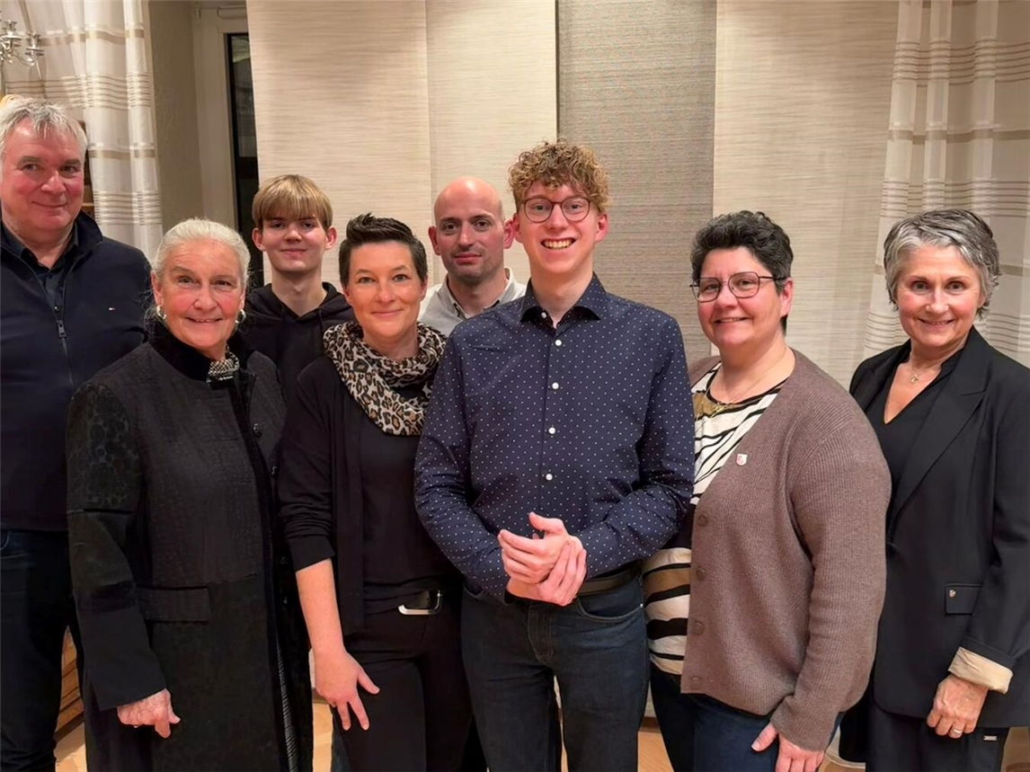Norbert Steger, Renate Fürtjes, Lukas Bremenkamp, Linda Heyligers, Sebastian Hauzirek, Cedric Röhrich, Anne-Kathrin Borchert und Judith Busch (v.l.n.r.).Foto: privat