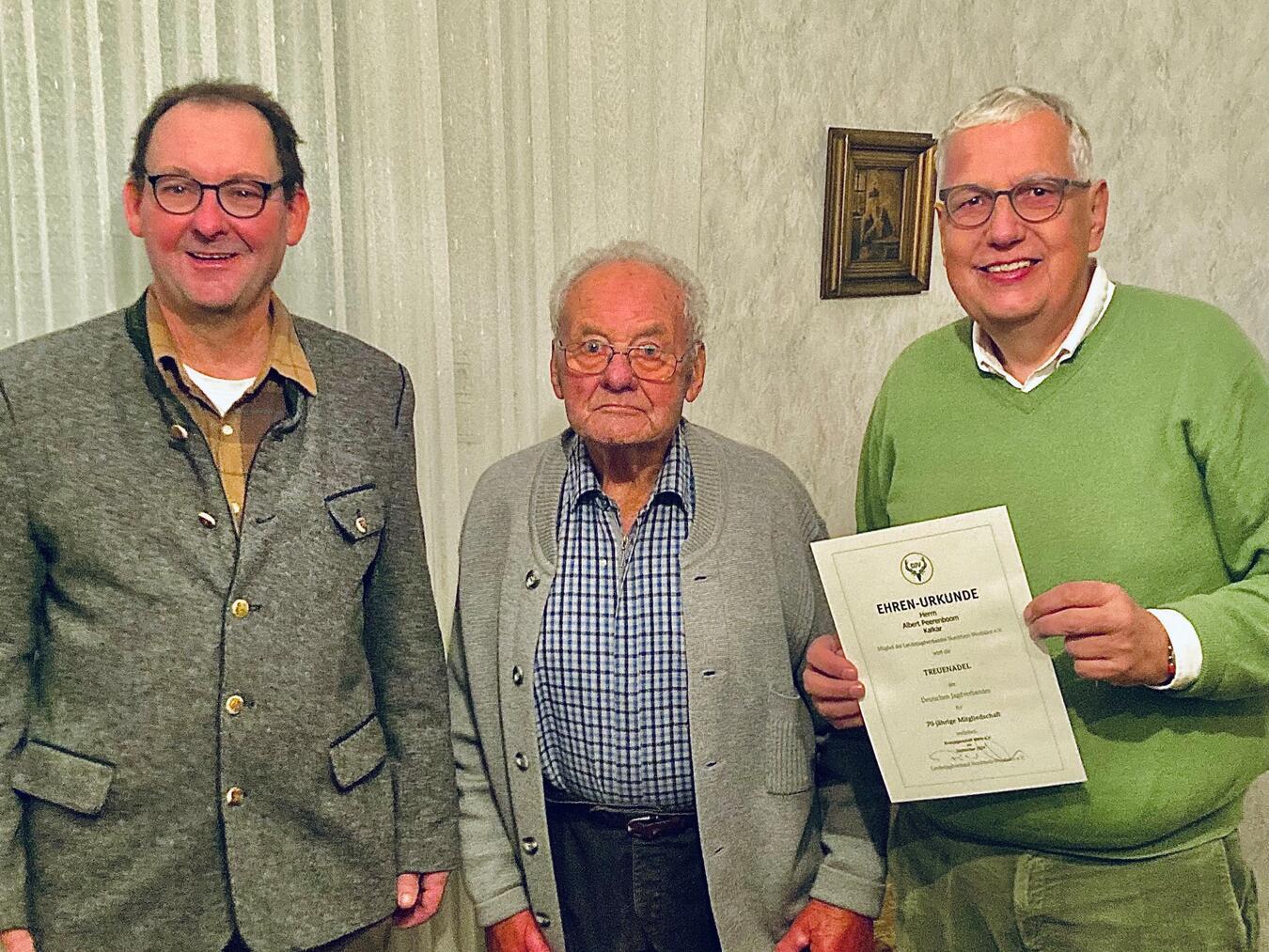 Norbert van den Berg, Albert Peerenboom und Peter Driessen (v.l.). mit der Auszeichnung. Foto: Torsten Böckting