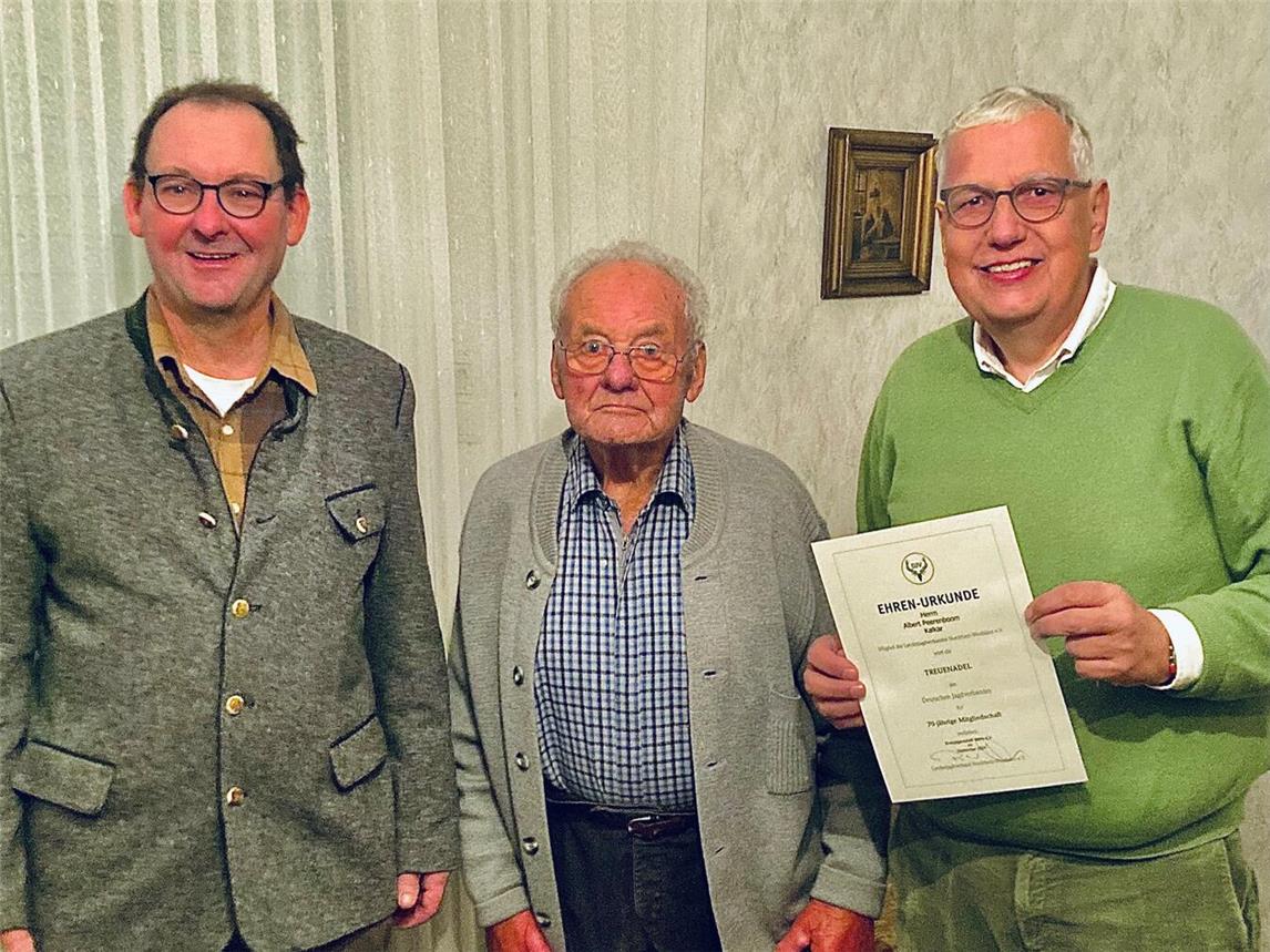 Norbert van den Berg, Albert Peerenboom und Peter Driessen (v.l.). mit der Auszeichnung. Foto: Torsten Böckting
