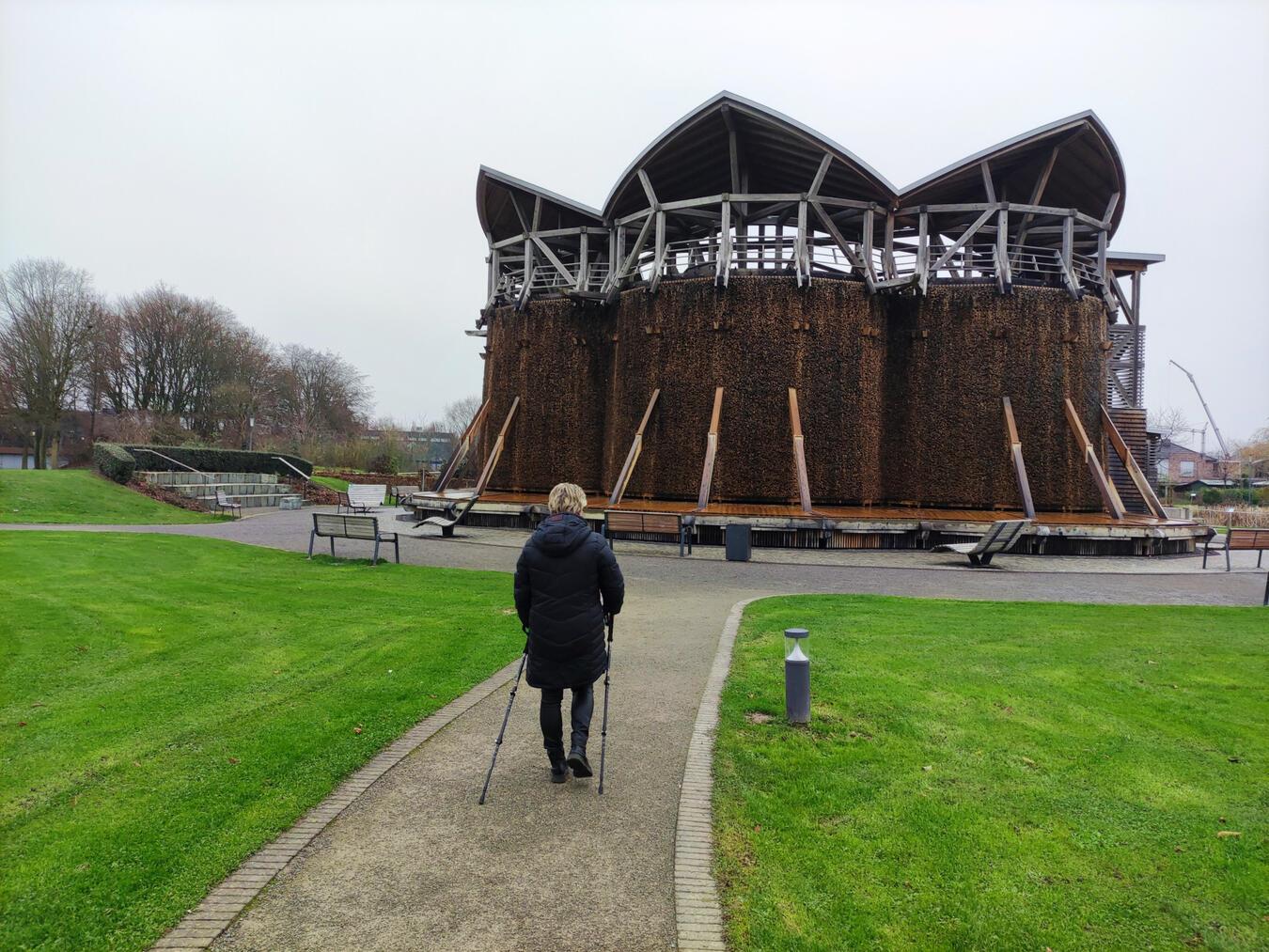 Nordic Walking-Stöcke können ab jetzt kostenlos im Informationsgebäude am Solegarten St. Jakob ausgeliehen werden. Foto: © Wallfahrtsstadt Kevelaer