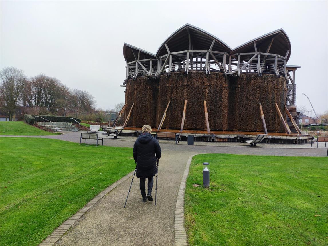 Nordic Walking-Stöcke können ab jetzt kostenlos im Informationsgebäude am Solegarten St. Jakob ausgeliehen werden. Foto: © Wallfahrtsstadt Kevelaer