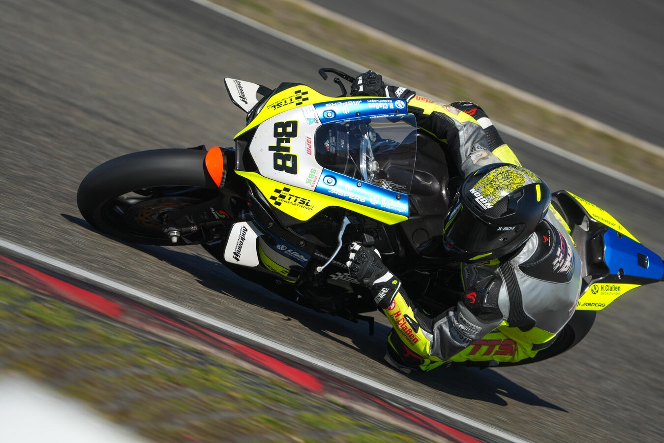"Norick Tschauder fährt Motorrad auf Nürburgring-Rennstrecke"