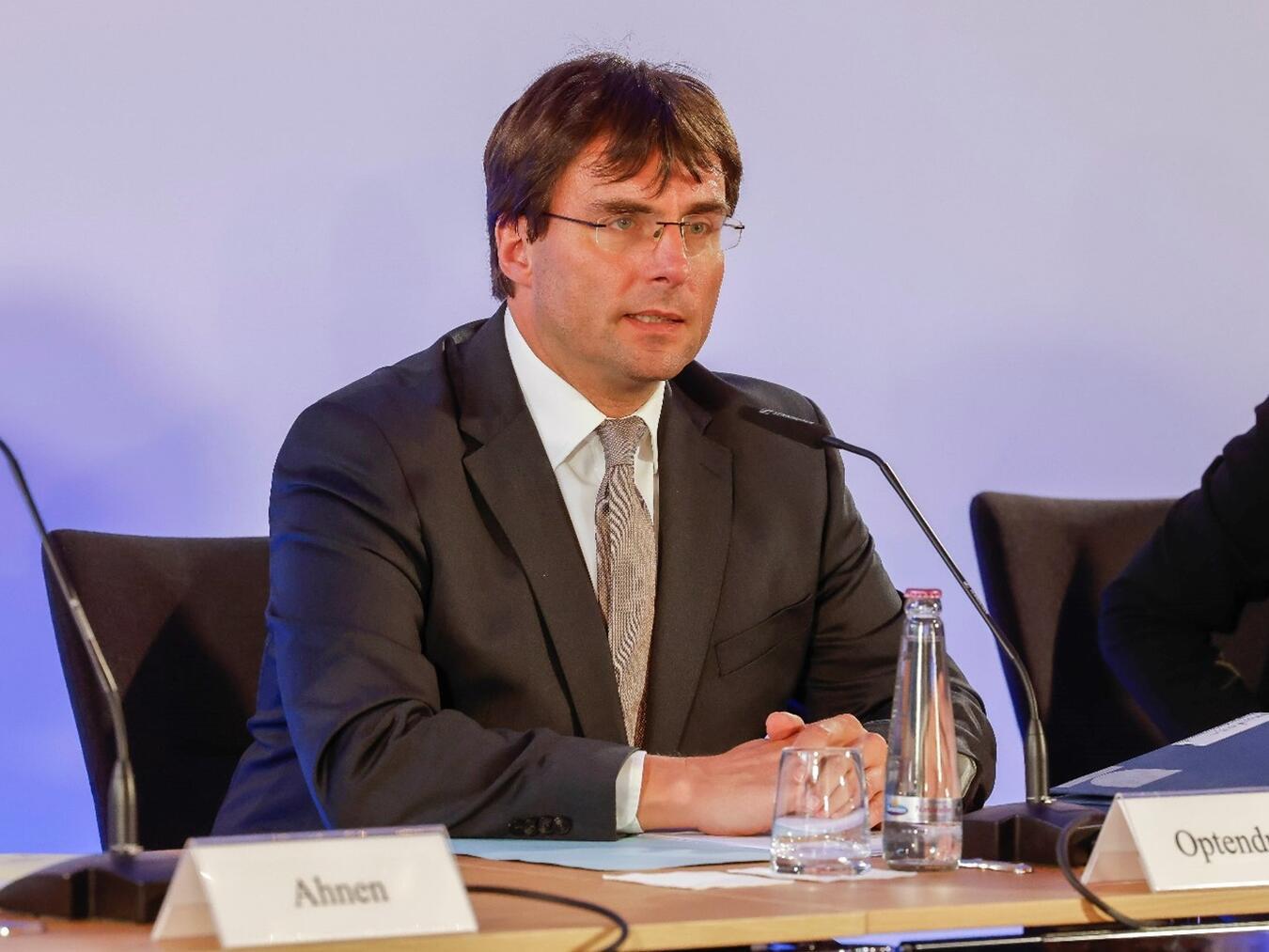 NRW-Finanzminister Markus Optendrenk lobt den Heimatverein Lüllingen und den SVZ Grubbenvorst für ihre Zusammenarbeit. Foto: Privat