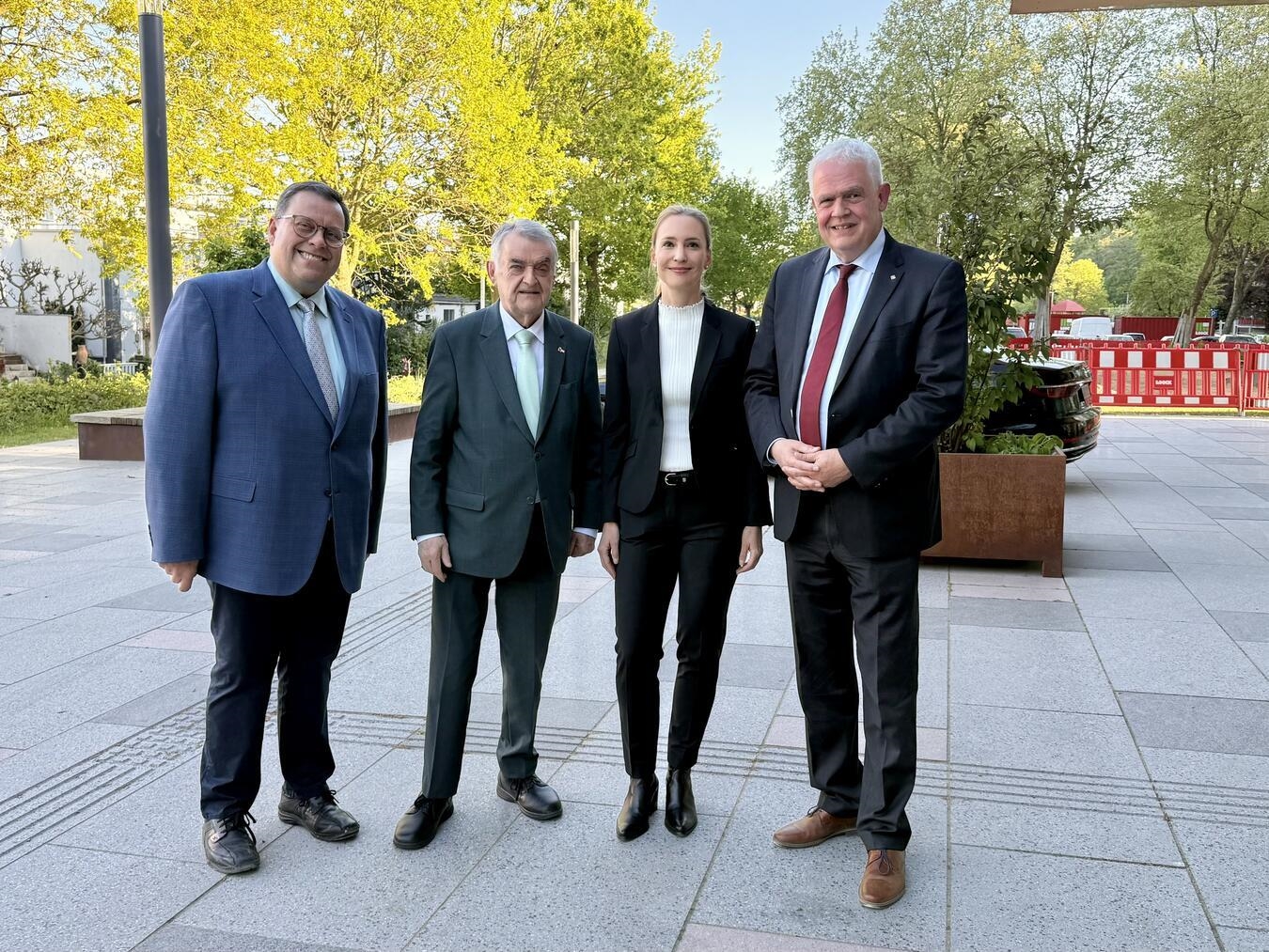 NRW-Innenminister Herbert Reul (2.v.l.) gemeinsam mit Michael Heyrichs, Vorsitzender CDU Kleve, Christina Lindner, stellvertretende Vorsitzende, und Landtagsabgeordneter Günther Bergmann (v.l.) vor der Klever Stadthalle. NN-Foto: SP