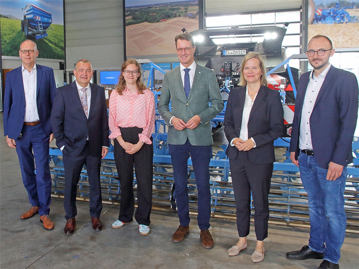 NRW-Ministerpräsident Hendrik Wüst (4.v.l.) besuchte in Alpen den Landmaschinenhersteller Lemken. NN-Foto: Theo Leie