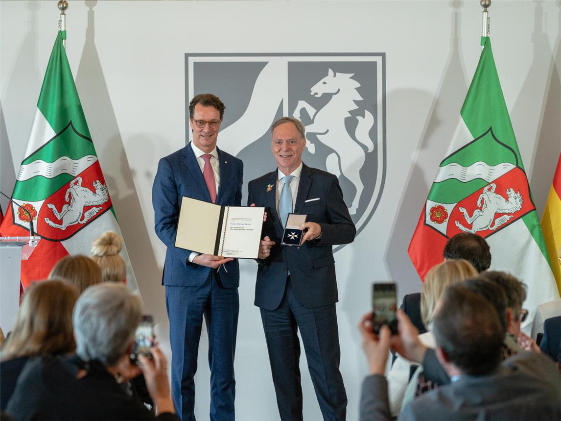 NRW-Ministerpräsident Hendrik Wüst (l.) übergab Hans-Werner Neske die Auszeichnung höchstpersönlich. Foto: Land NRW