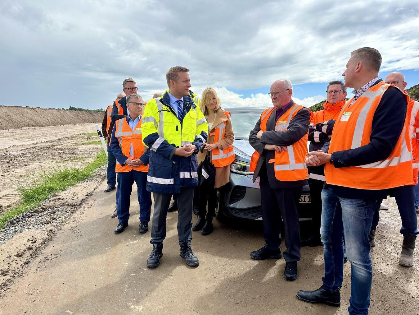 NRW-Regierungspräsident Thomas Schürmann(in gelb) informierte sich vor Ort über die Deich-Sanierung. Die Grafik unten zeigt einen großen Abschnitt des zu sanierenden Deiches.