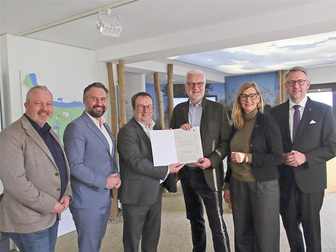 NRW-Umweltminister Oliver Krischer (3.v.l.) übergab persönlich den Förderbescheid an RVR-Regionaldirektor Garrelt Duin (3.v.r.). NN-Foto: Theo Leie