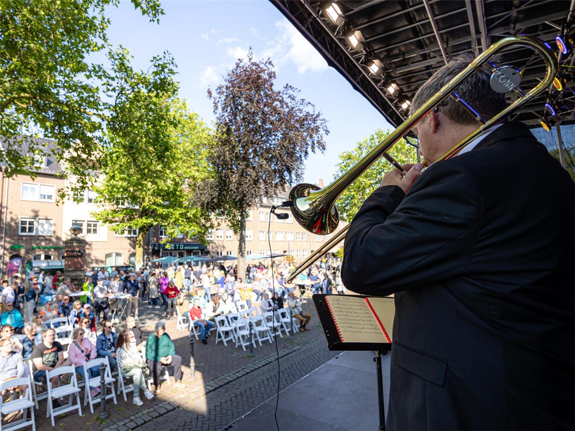 Ob Feierabendmärkte, Marktkonzerte, Sommermarkt, Rheinstrand und mehr – in Rees und den Ortsteilen ist einiges los im Sommer. Foto: Stadt Rees/Axel Breuer Plan B Fotografie