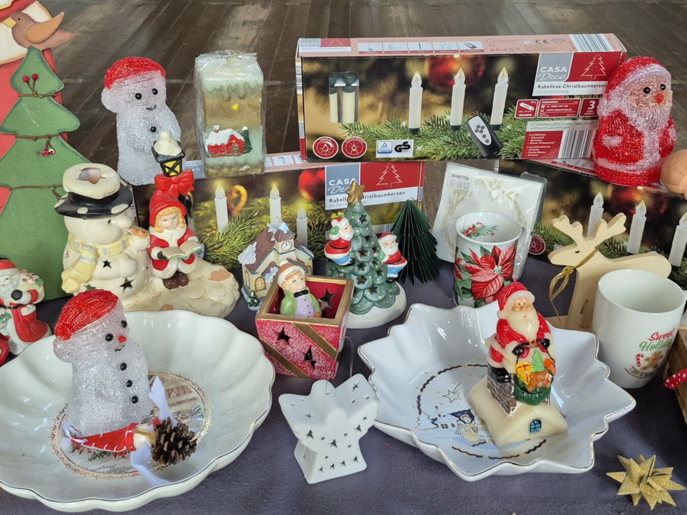 "Weihnachts-Flohmarkt mit Lichterketten, Christbaumkugeln und handgemachter Deko, festliche Stimmung im Bild eingefangen."