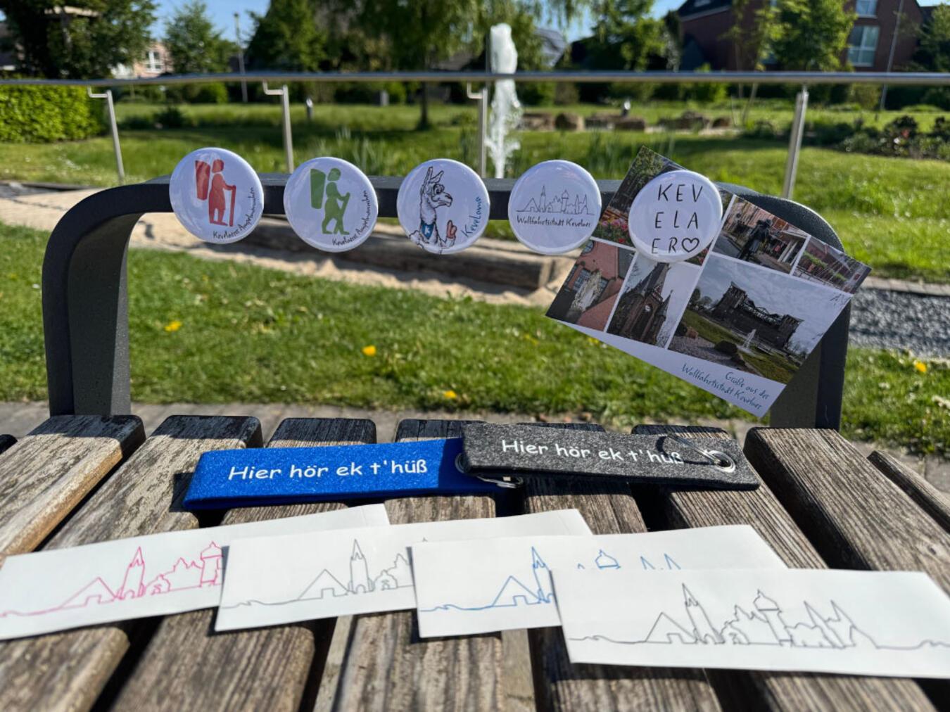 Ob Magnet, Postkarte, Autoaufkleber oder Schlüsselanhänger – die Kevelaer-Souvenirs sind das perfekte Andenken an die Wallfahrtsstadt. Foto: Wallfahrtsstadt Kevelaer