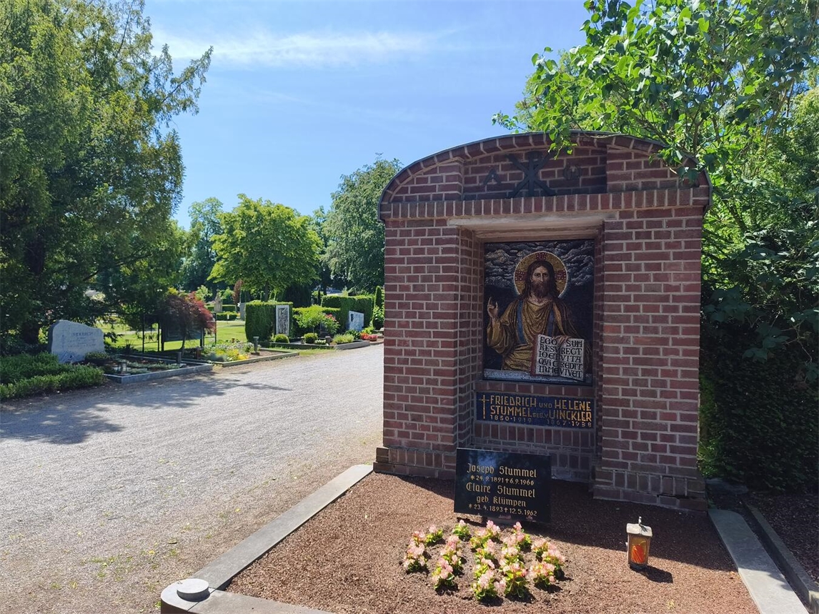 Ob Maler, Bildhauer oder Kevelaerer Persönlichkeit: Neben dem Grab von Friedrich Stummel gibt es auf dem Friedhof zahlreiche weitere kunstvolle Grabstätten zu bestaunen. Foto: Wallfahrtsstadt Kevelaer