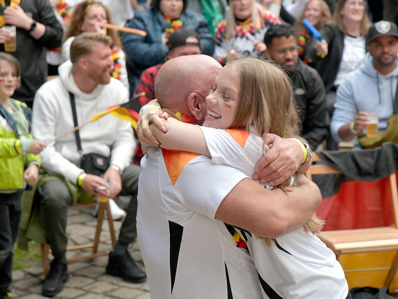 Ob man sich heute Abend wieder vor Freude in den Armen liegt oder ob Tränen getrocknet werden müssen, wird sich zeigen. In jedem Fall hat uns die Fußball-EM jetzt schon viele tolle Moment beschert. NN-Fotos: Rüdiger Dehnen