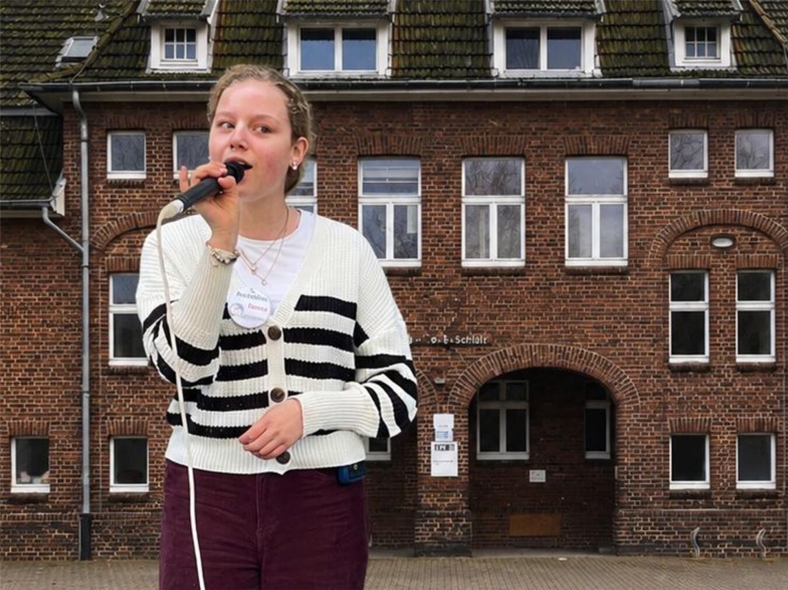 "Offene Bühne im Bedburger Begegnungspark mit Musik, Comedy, Theater und Poesie-Auftritten"